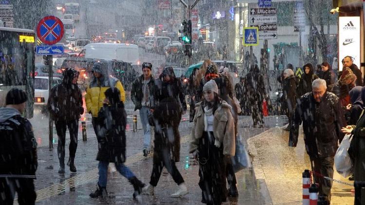 İstanbulda kar alarmı Kara kış geldi, yağış başladı Meteorolojiden 25 kent için sarı ve turuncu uyarı