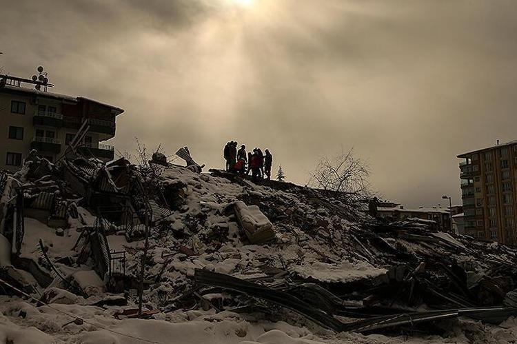 Deprem felaketinin boyutlarını uydu fotoğrafları gözler önüne serdi