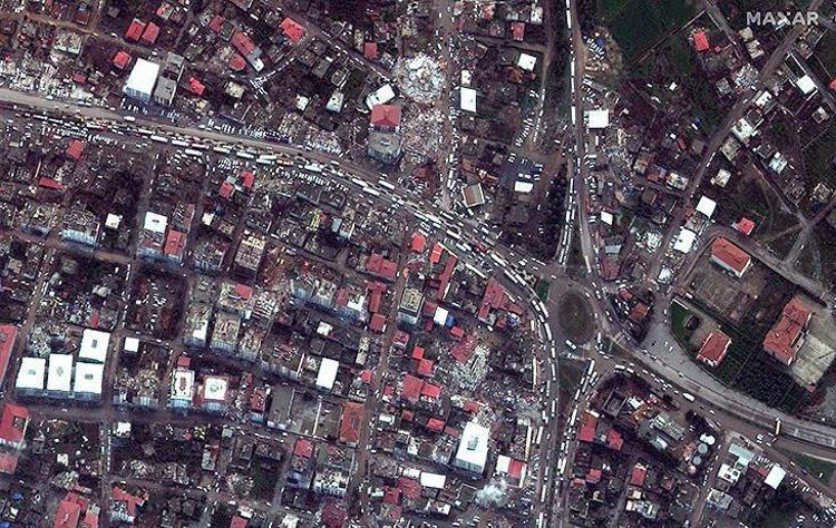 Deprem felaketinin boyutlarını uydu fotoğrafları gözler önüne serdi