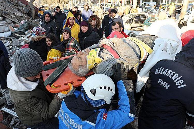 Deprem felaketinin boyutlarını uydu fotoğrafları gözler önüne serdi