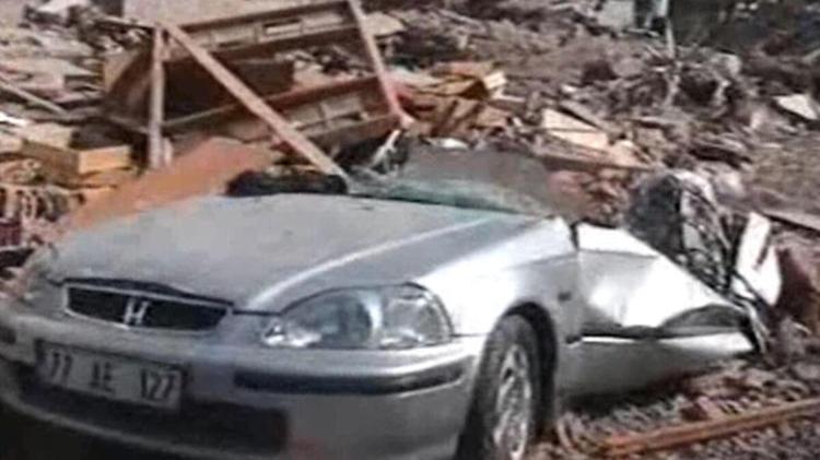 1999 depreminde kaç kişi öldü Gölcük depreminde kaç kişi ölmüştü, kaç bina yıkılmıştı, 1999 depremi kaç şiddetinde olmuştu
