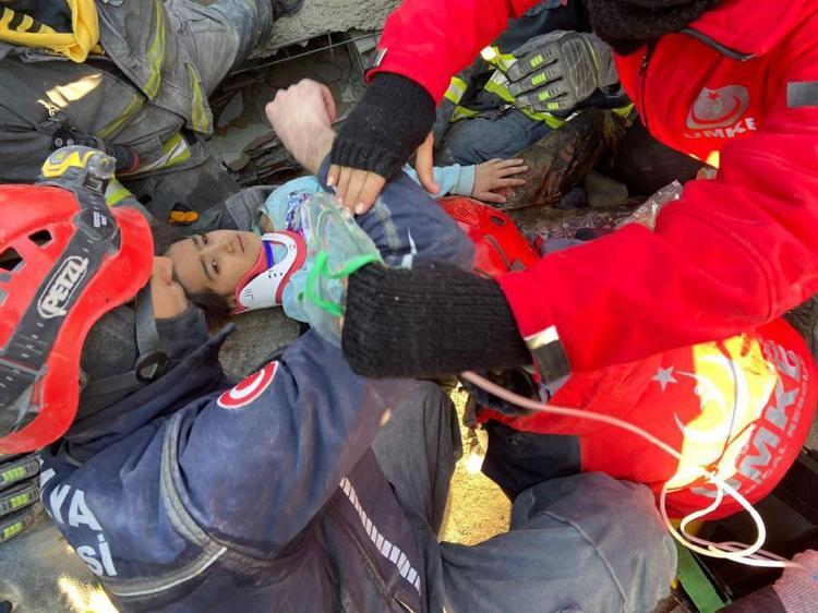 15 yaşındaki Ayfer, Zeynep Bastık ile hayata tutundu Gül Beyaz Gülü dinlemek istiyorum