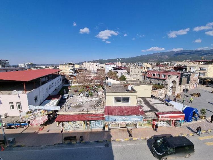 Depremin ortasındaki bu ilçedeki tek bina bile yıkılmadı