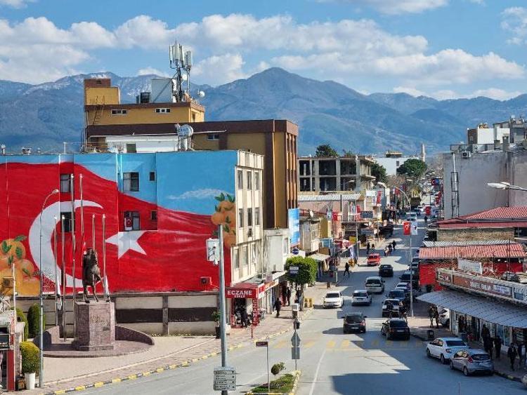 Depremin ortasındaki bu ilçedeki tek bina bile yıkılmadı