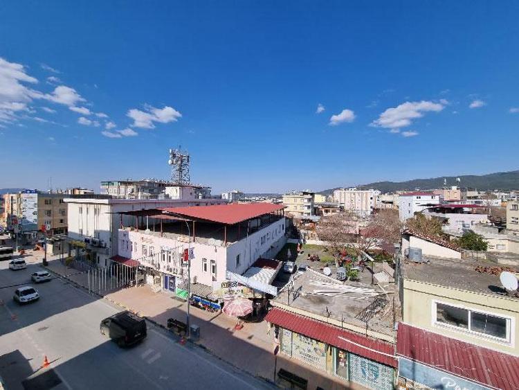 Depremin ortasındaki bu ilçedeki tek bina bile yıkılmadı