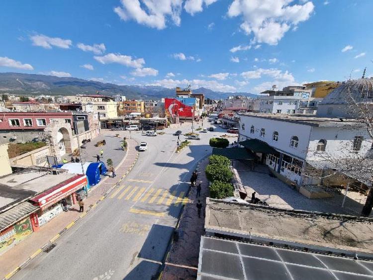 Depremin ortasındaki bu ilçedeki tek bina bile yıkılmadı