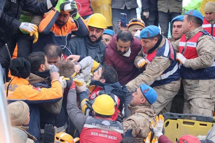 Hastaları çarşaflarla sarkıtarak indirdiler Zamanla yarıştılar