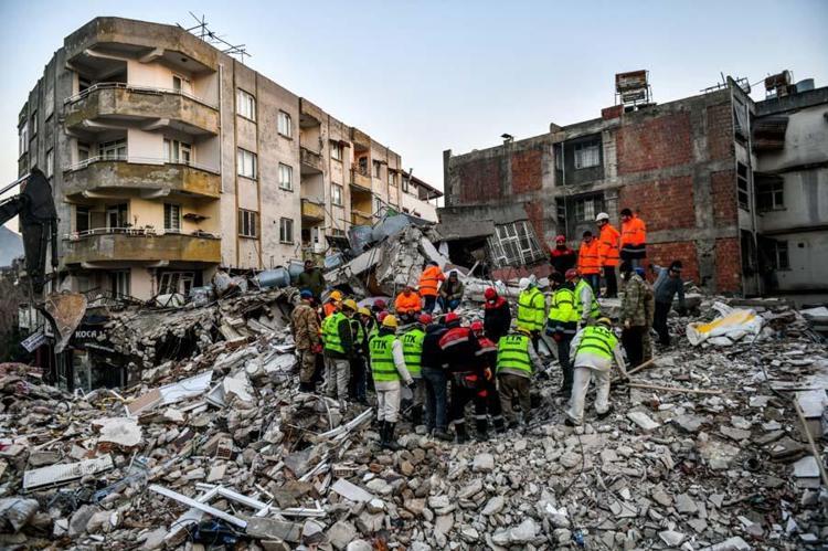 Hastaları çarşaflarla sarkıtarak indirdiler Zamanla yarıştılar