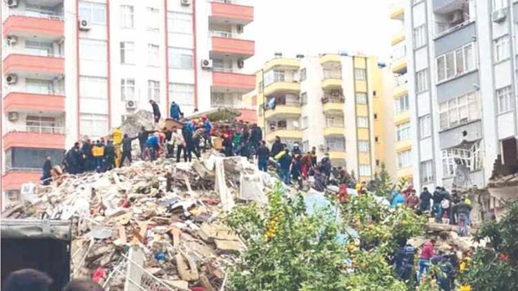 32 DAİRELİ BİNADAN BİR KİŞİ KURTULABİLDİ
