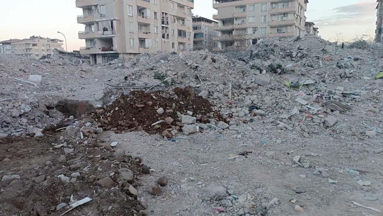 Gaziantepte 50 kişiye mezar olan binada ‘kolon kesildi’ iddiası