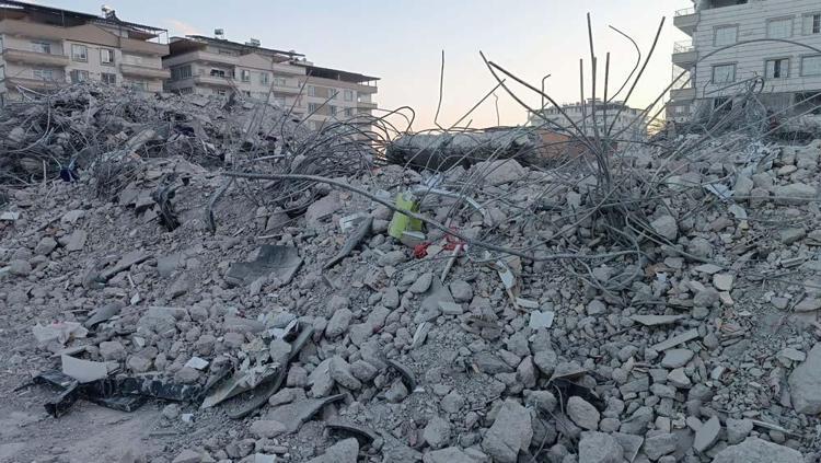 Gaziantepte 50 kişiye mezar olan binada ‘kolon kesildi’ iddiası