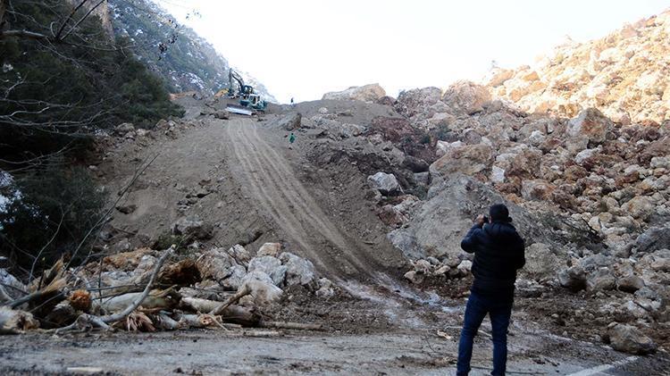 Dağ dağa kavuştu, şaşkına çeviren görüntü Depremden sonra doğal göl oluştu