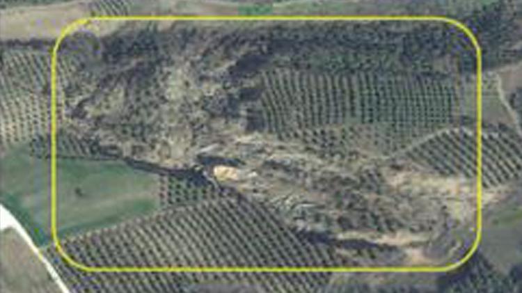 ARAZİDE FAYIN BELİRLİ KESİMLERDE YÜZEY KIRIĞI GÖZLENMEKTEDİR
