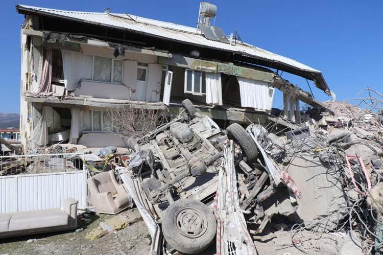 İKİ DEPREM SONRASINDA EN BÜYÜK YATAY YER DEĞİŞTİRME 4,7 METRE