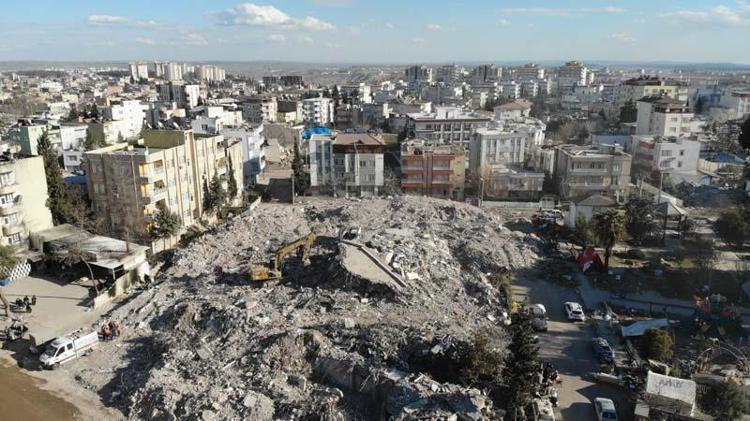 KISMEN SIVILAŞAN ZEMİNE BATARAK EĞİK VAZİYETTE GÖÇTÜĞÜ DE GÖRÜLMÜŞTÜR