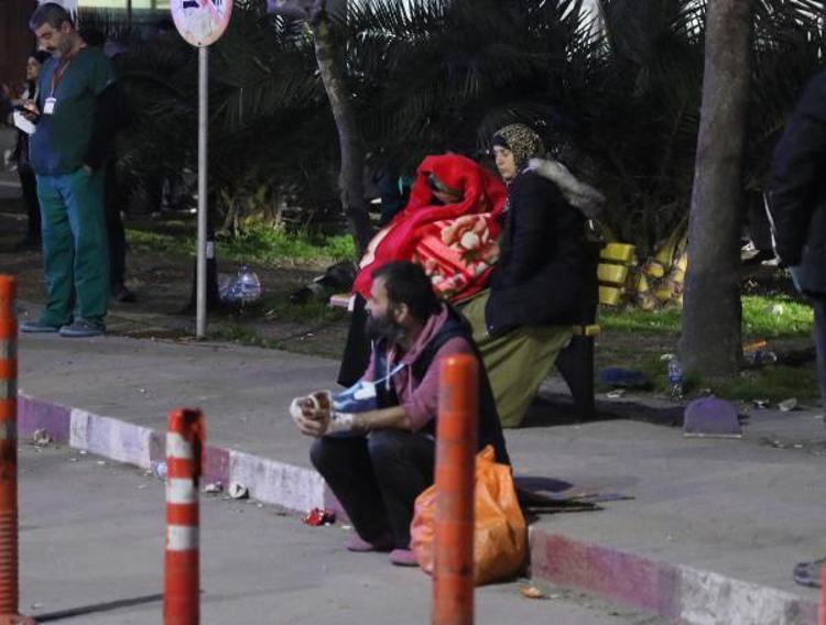 DEPREMZEDELER ÇADIRLARDAN DIŞARIYA KAÇTI