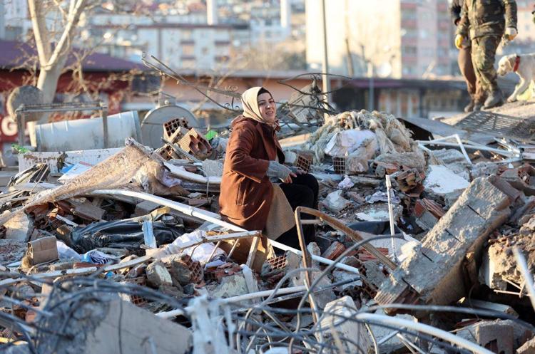 DEPREM ANINDA YER YARILIR MI