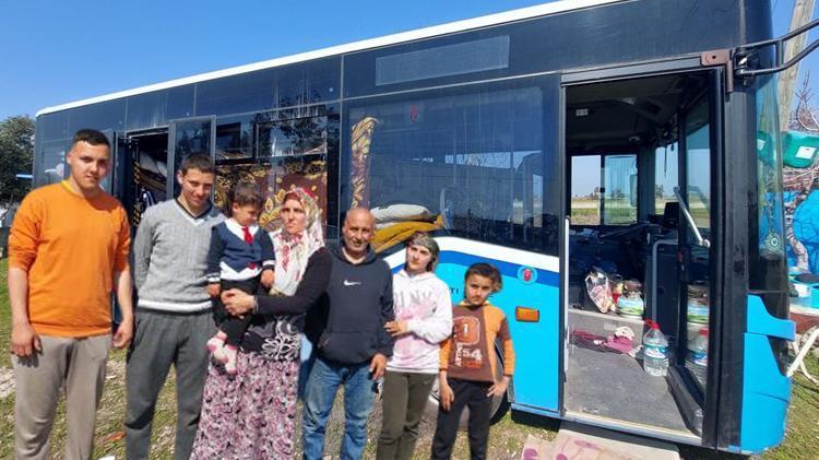 Şoförlük yaptığı otobüs, depremden sonra evi oldu