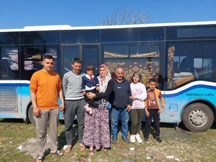 Şoförlük yaptığı otobüs, depremden sonra evi oldu