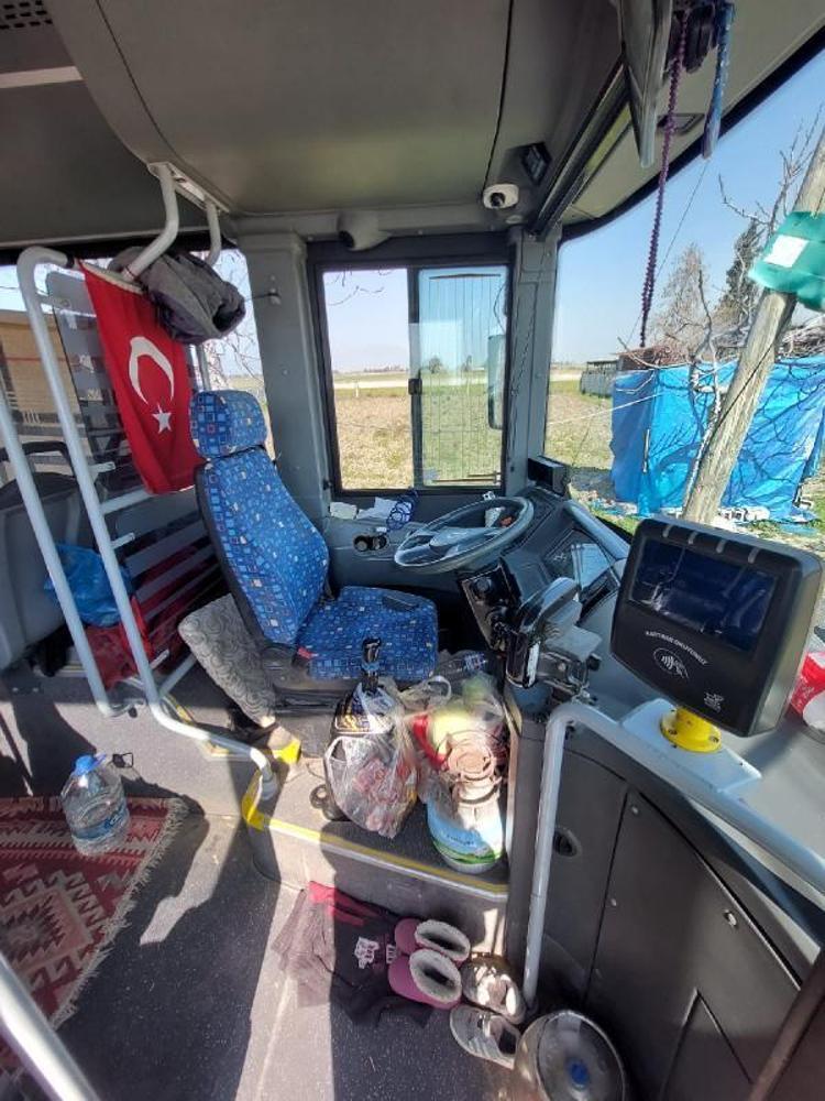 Şoförlük yaptığı otobüs, depremden sonra evi oldu