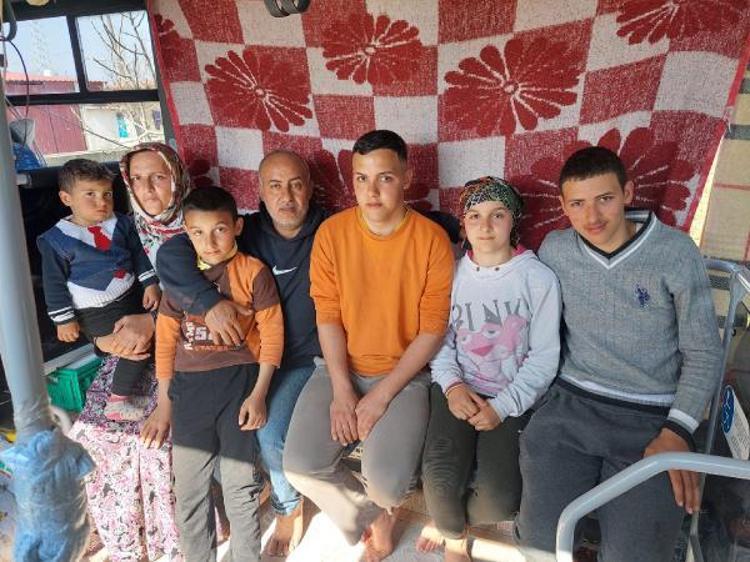 Şoförlük yaptığı otobüs, depremden sonra evi oldu