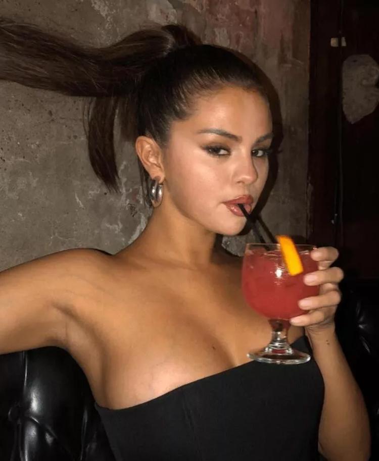 Selena Gomez rakiplerine fark attı
