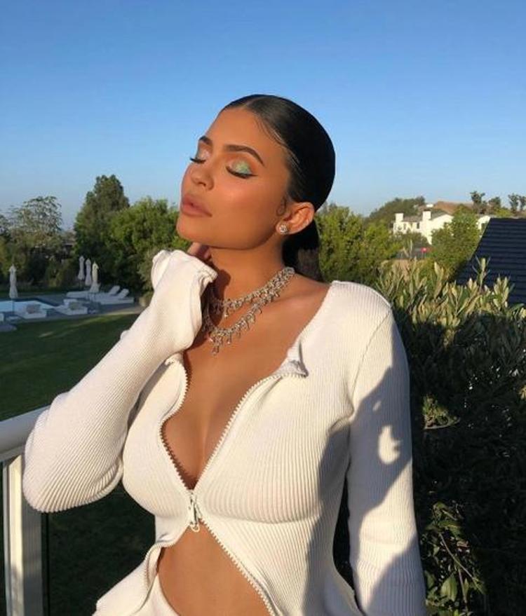 Selena Gomez rakiplerine fark attı