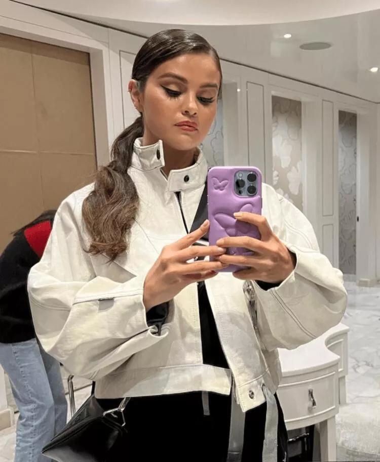 Selena Gomez rakiplerine fark attı
