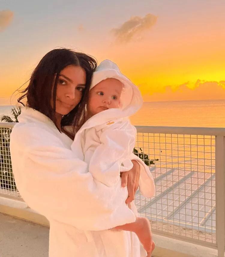 Emily Ratajkowskiden duygusal mesaj: Seni güvende tutmak için her şeyi yaparım