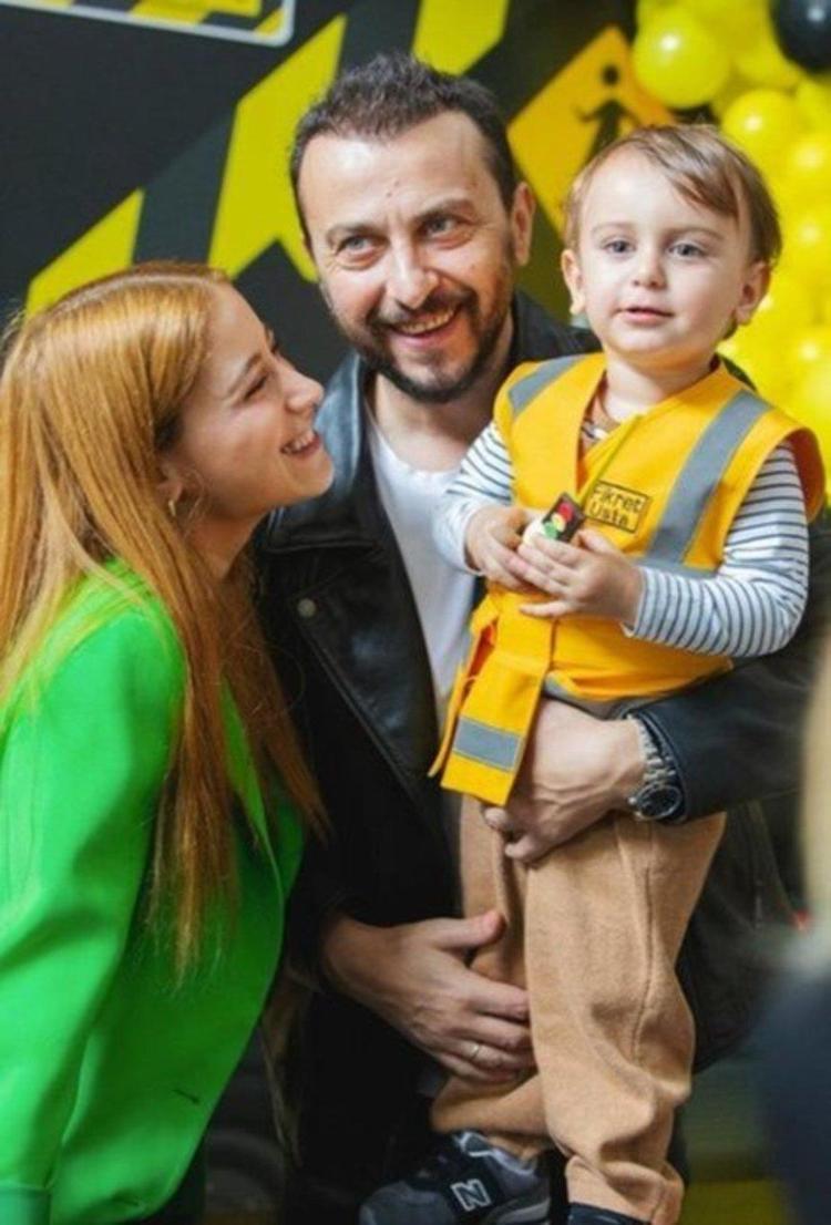 Hazal Kaya kızıyla pozunu ilk kez paylaştı
