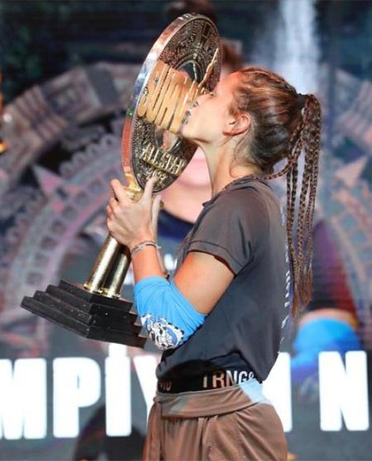 Survivor Nisa Bölükbaşıdan dekolteli paylaşım Yangın yeri hep buralar sayende yok şikayet