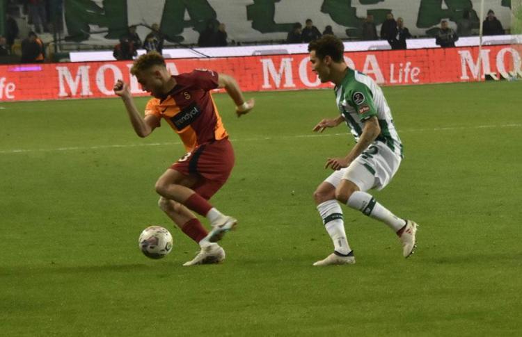 İlk 11de başlıyor çıkar beni diyor sonradan oyuna giriyor top oynamıyor Galatasarayda kriz