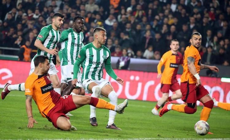 İlk 11de başlıyor çıkar beni diyor sonradan oyuna giriyor top oynamıyor Galatasarayda kriz
