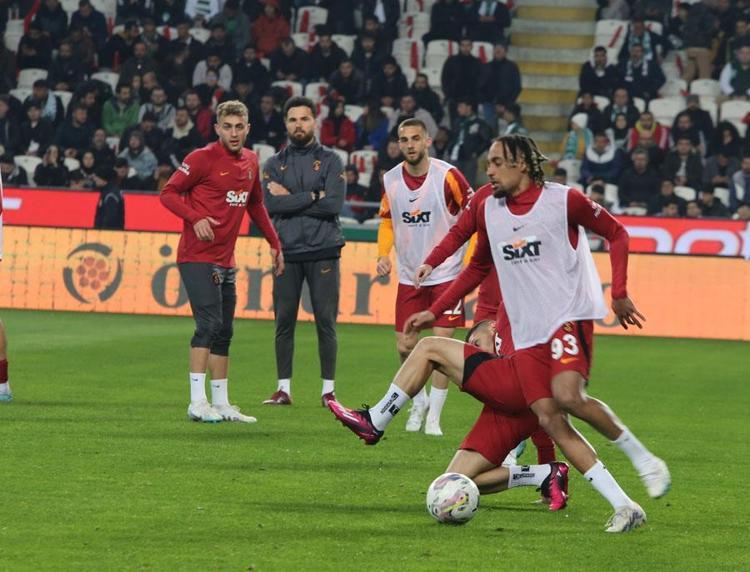 Galatasaray taraftarları saç baş yoldu Derhal sözleşmesini feshedin