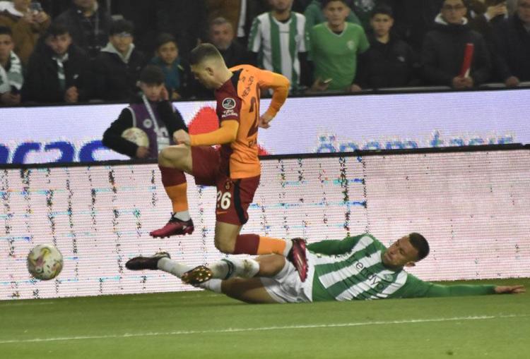 Galatasaray taraftarları saç baş yoldu Derhal sözleşmesini feshedin