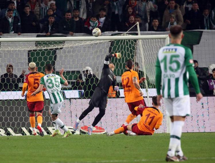 Galatasaray taraftarları saç baş yoldu Derhal sözleşmesini feshedin