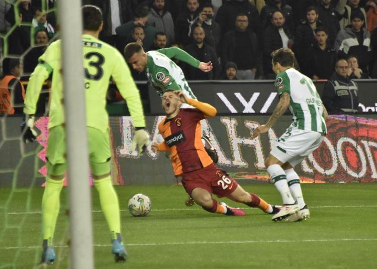 Galatasaray taraftarları saç baş yoldu Derhal sözleşmesini feshedin