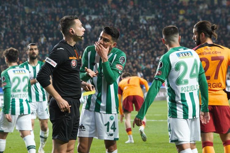 Galatasaray taraftarları saç baş yoldu Derhal sözleşmesini feshedin