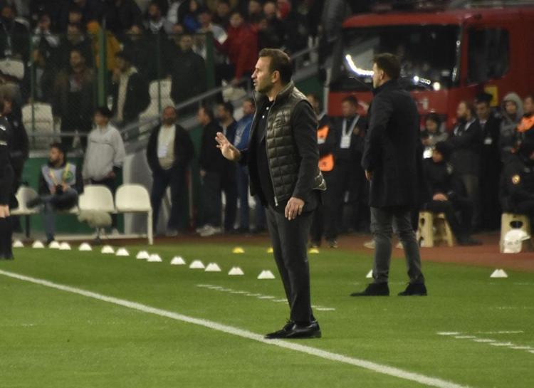 İlk 11de başlıyor çıkar beni diyor sonradan oyuna giriyor top oynamıyor Galatasarayda kriz