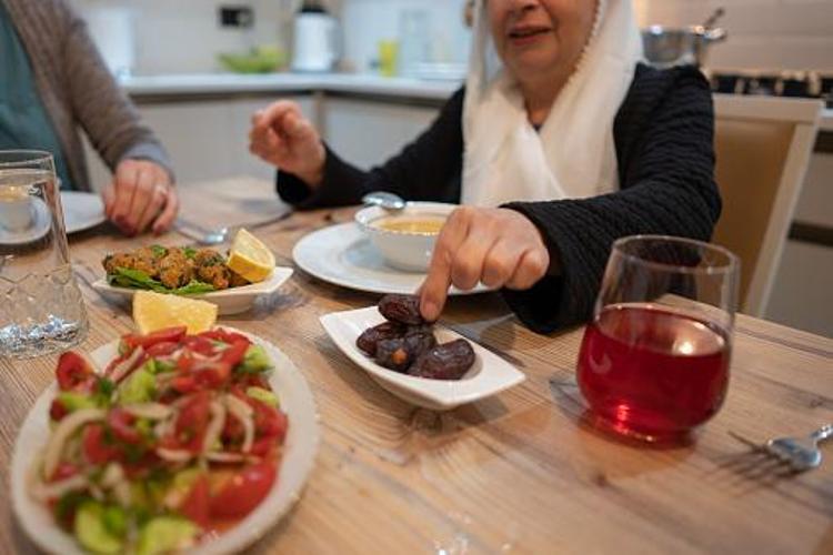 Sahurdan hemen sonra yatmak reflü ataklarını tetikleyebilir