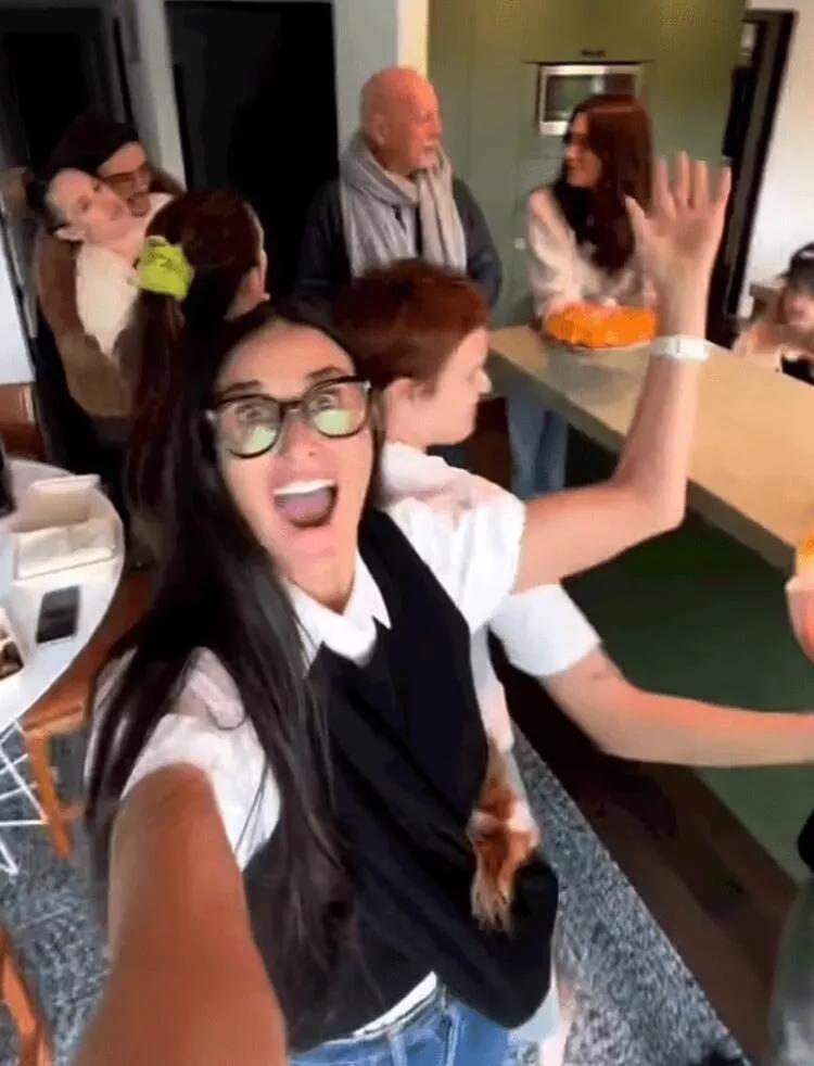 Demi Mooredan eski eşi Bruce Willise doğum günü kutlaması Videolar kalbime bıçak saplıyor