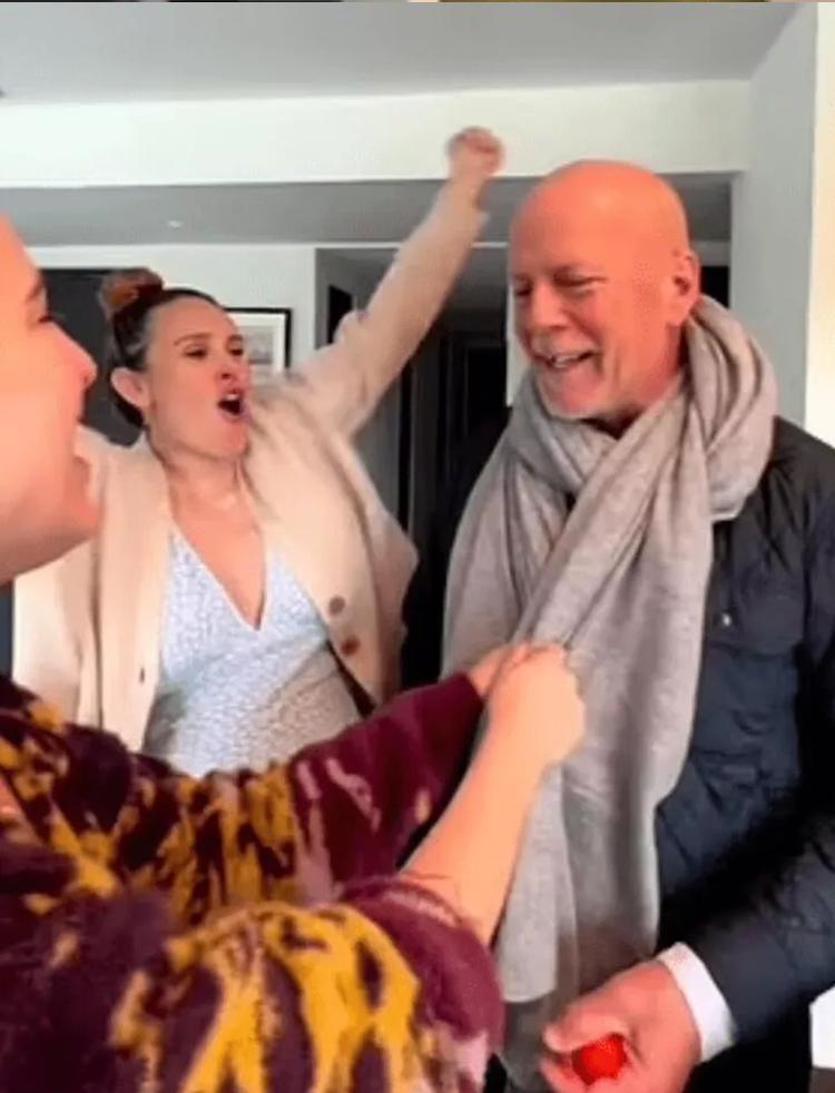 Demi Mooredan eski eşi Bruce Willise doğum günü kutlaması Videolar kalbime bıçak saplıyor