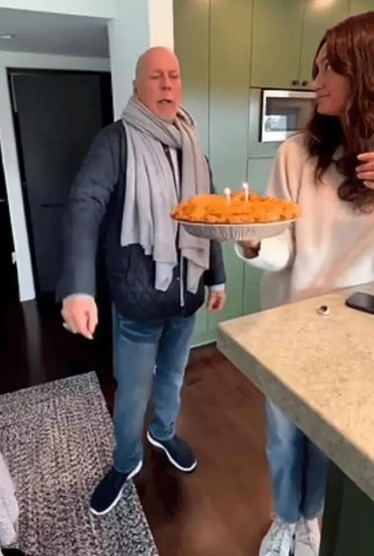 Demi Mooredan eski eşi Bruce Willise doğum günü kutlaması Videolar kalbime bıçak saplıyor