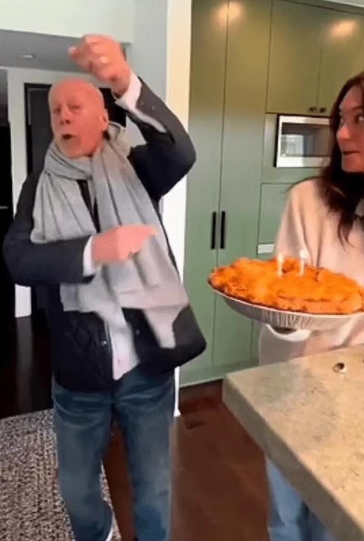 Demi Mooredan eski eşi Bruce Willise doğum günü kutlaması Videolar kalbime bıçak saplıyor