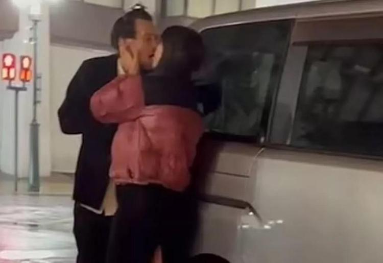 Ünlü çiftin sosyal medyayı sallayan durumu Sokakta öpüşürken yakalandılar