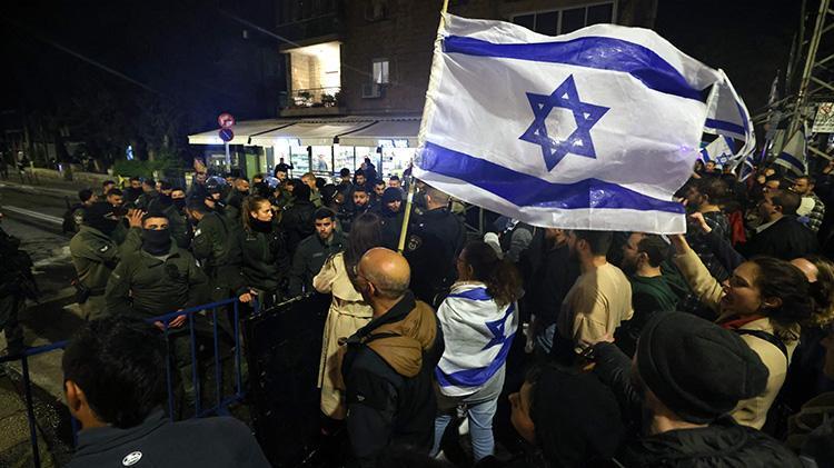 İsrail alev alev Netanyahunun kararı kaos yarattı, görevden alındı