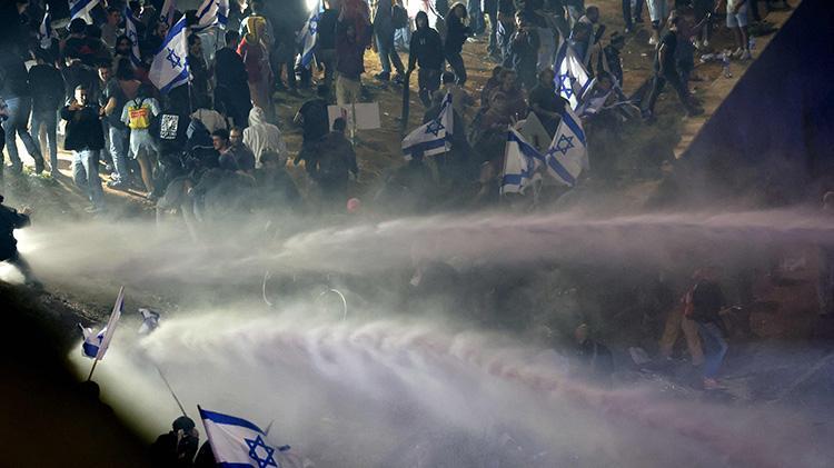 İsrail alev alev Netanyahunun kararı kaos yarattı, görevden alındı
