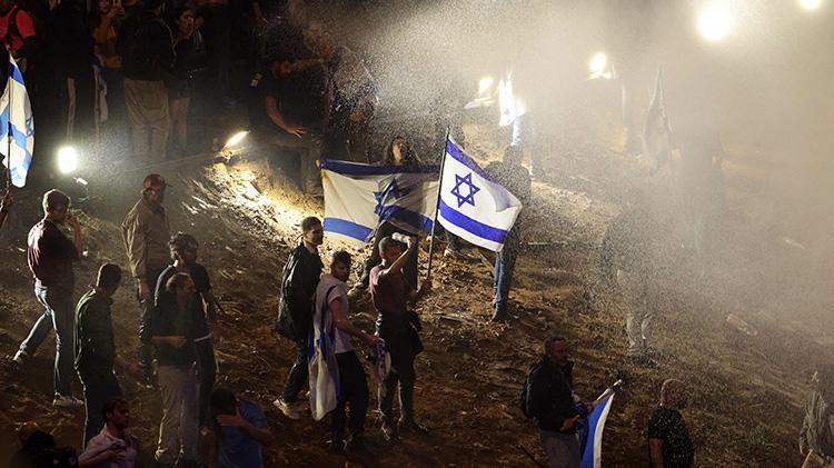 İsrail alev alev Netanyahunun kararı kaos yarattı, görevden alındı