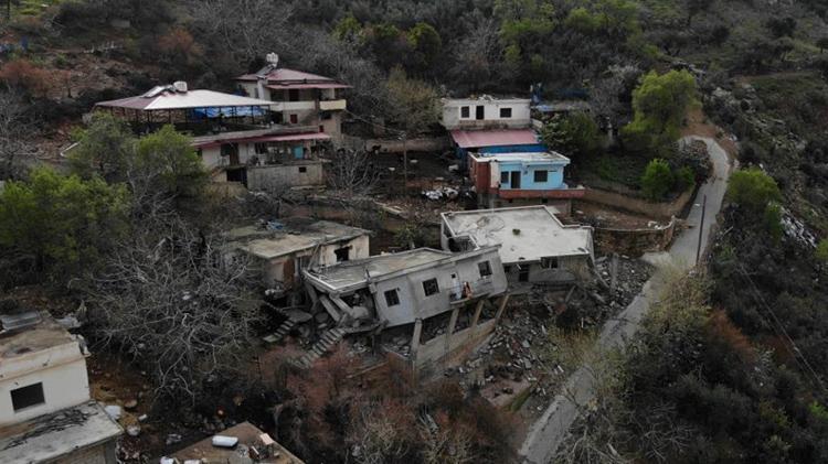 Depremin yıkamadığını dağdan kopan kayalar yıktı