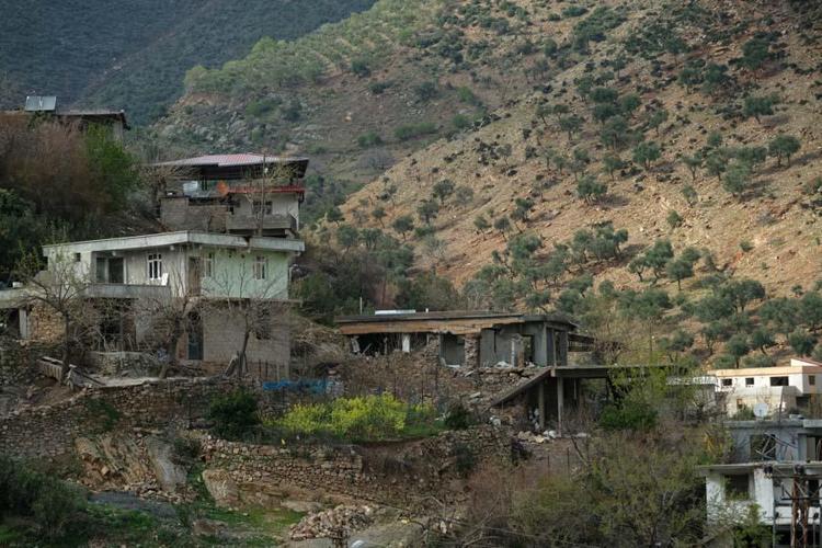 Depremin yıkamadığını dağdan kopan kayalar yıktı